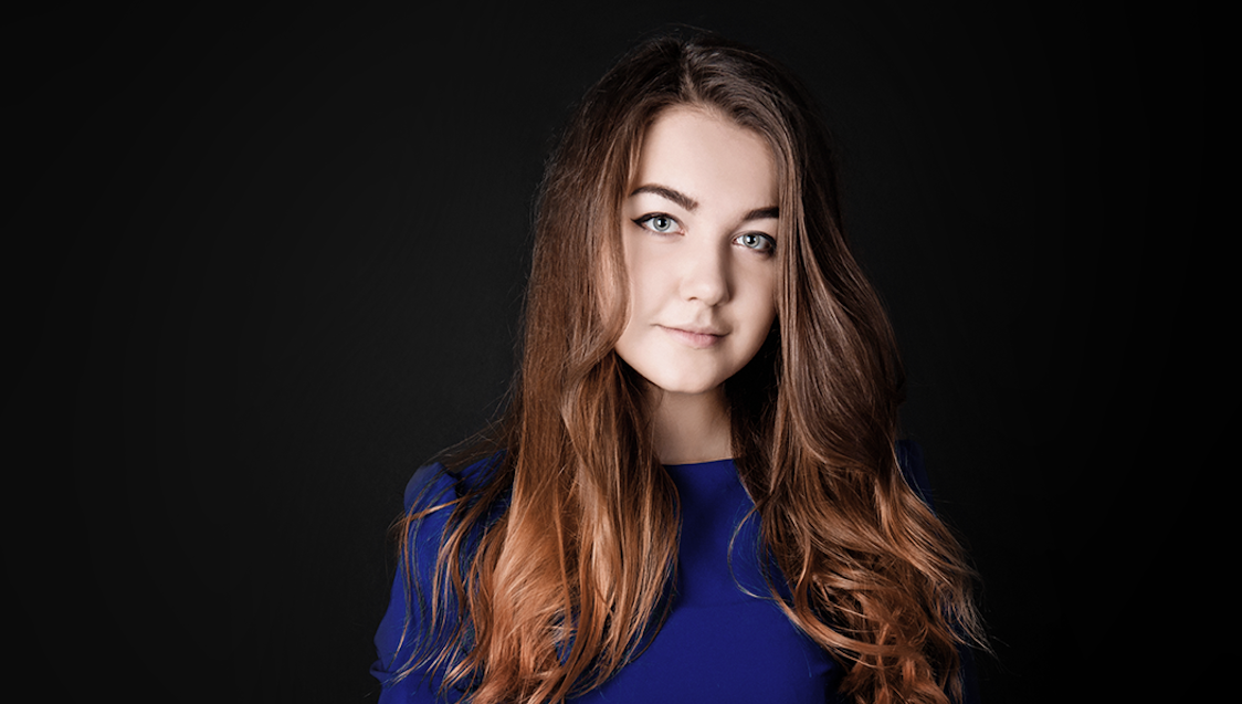 Eine junge Frau lächelt. (Quelle: stock.adobe.com) Eine junge Frau lächelt.