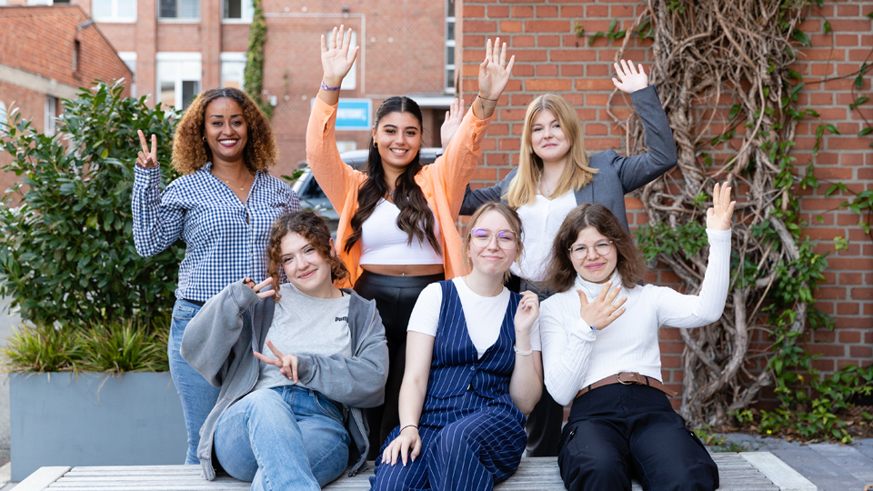 Sechs jung Auszubildende sitzen auf einer Bank (Quelle: © BAMF) Sechs jung Auszubildende sitzen auf einer Bank