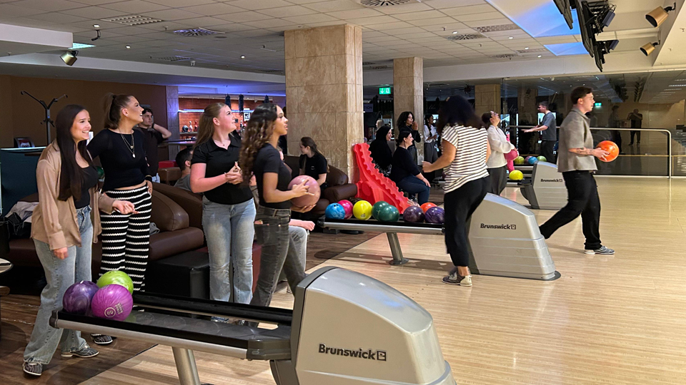 Junge Menschen sind auf Bowlingbahnen und haben Bowlingkugeln in der Hand. (Quelle: BAMF) Junge Menschen sind auf Bowlingbahnen und haben Bowlingkugeln in der Hand.