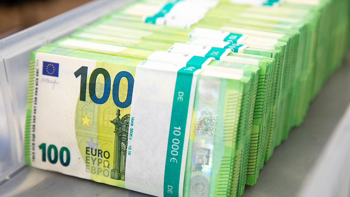 Mehrere Bündel mit 100-Euro-Scheinen stehen hintereinander aufgereiht. (Quelle: Nils Thies) Mehrere Bündel mit 100-Euro-Scheinen stehen hintereinander aufgereiht.