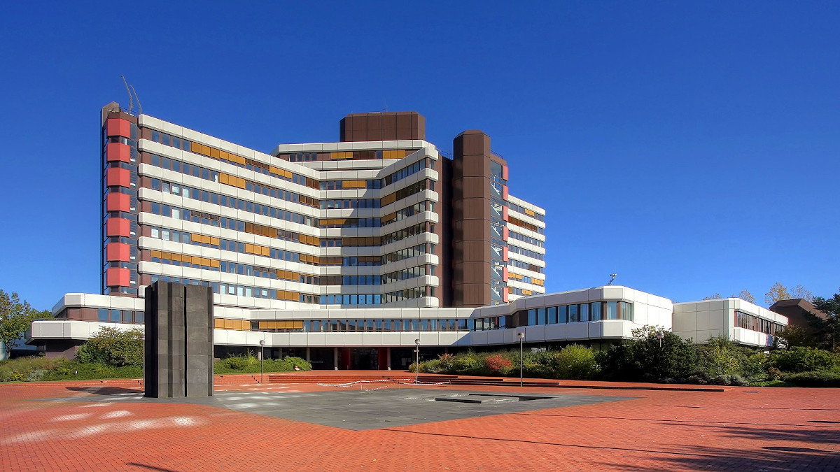 Ein großes Bürogebäude. (Quelle: Raimond Spekking | CC BY-SA 4.0 (via Wikimedia Commons)) Ein großes Bürogebäude.