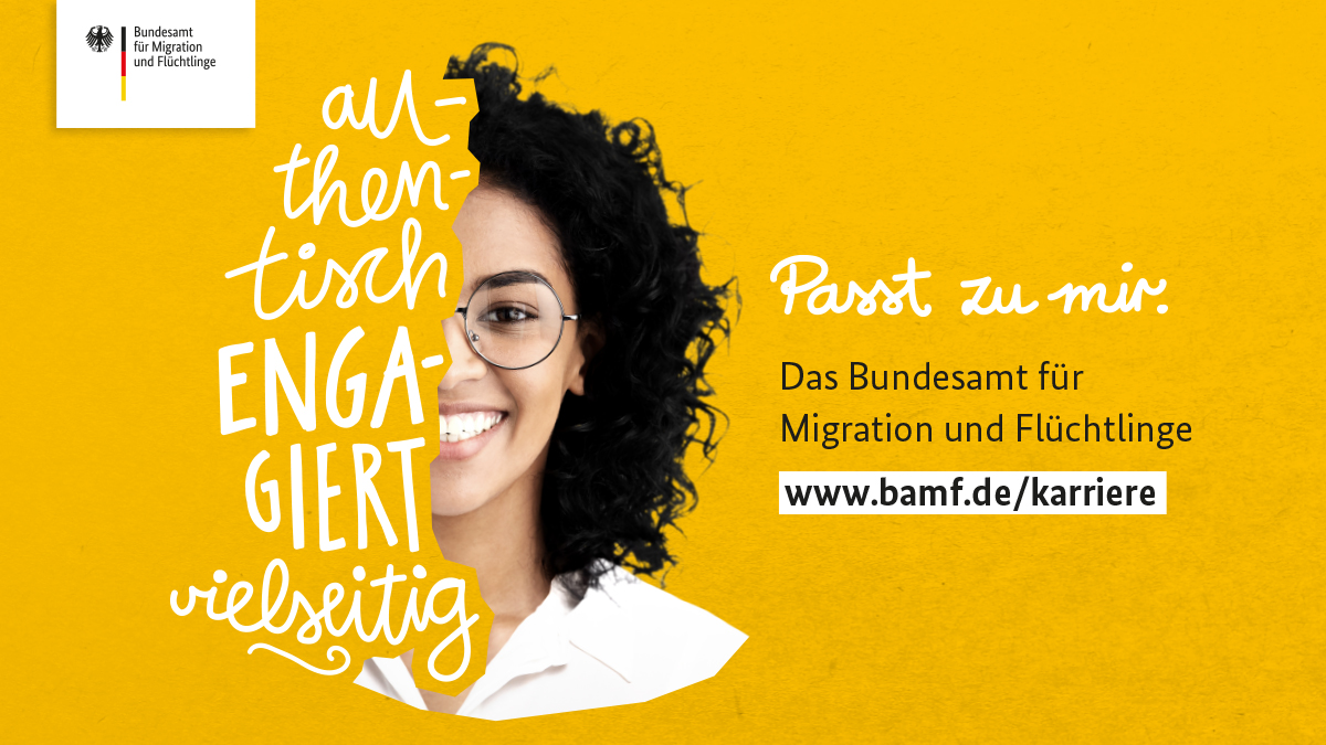 Das Bild zeigt den halben Kopf einer jungen Frau mit dunklen, lockigen Haaren. Links neben ihrem halben Kopf stehen die Eigenschaften "authentisch, engagiert, vielseitig". Rechts daneben steht: "Past zu mir." Darunter der Link zur BAMF-Karriereseite. (Quelle: BAMF) Das Bild zeigt den halben Kopf einer jungen Frau mit dunklen, lockigen Haaren. Links neben ihrem halben Kopf stehen die Eigenschaften "authentisch, engagiert, vielseitig". Rechts daneben steht: "Past zu mir." Darunter der Link zur BAMF-Karriereseite.