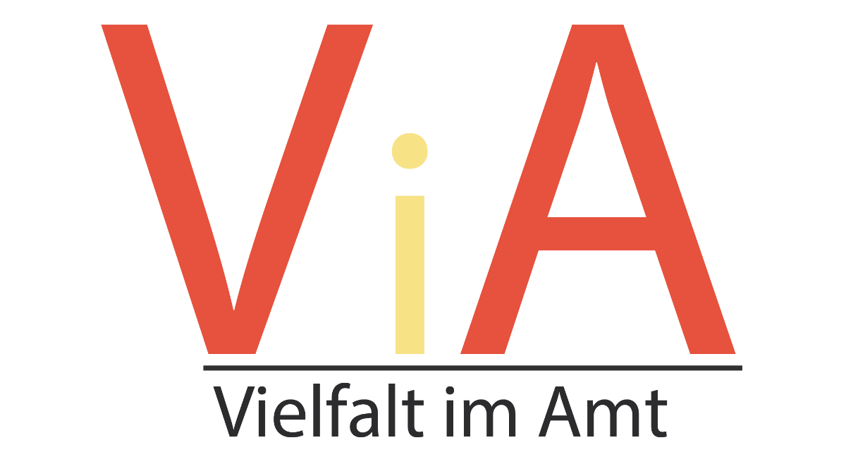 Ein großes rotes V, ein kleines gelbes i und ein großes rotes A stehen nebeneinander. Unter einem schwarzen Strich darunter steht: "Vielfalt im Amt". (Quelle: Deutschlandstiftung Integration) Ein großes rotes V, ein kleines gelbes i und ein großes rotes A stehen nebeneinander. Unter einem schwarzen Strich darunter steht: "Vielfalt im Amt".