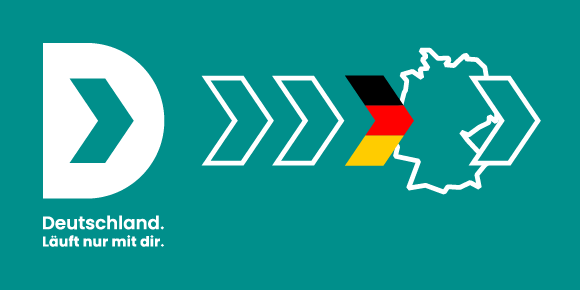 "Deutschland. Läuft nur mit dir." daneben Vorwärtspfeile mit stilisierter Deutschlandkarte. (Quelle: BMI) "Deutschland. Läuft nur mit dir." daneben Vorwärtspfeile mit stilisierter Deutschlandkarte.
